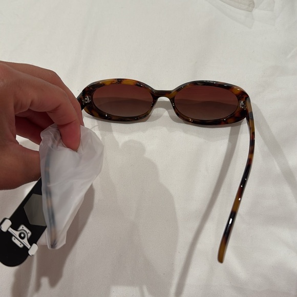 NWT Amazon oval sunglasses - women - Picture 4 of 4